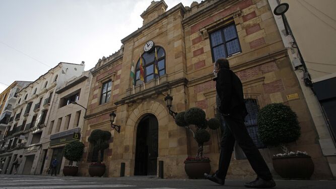Un hombre pasa por delante del Ayuntamiento de Algeciras