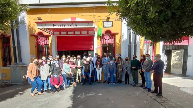 Las autoridades y la plantilla de la Pizzería Vesubio.