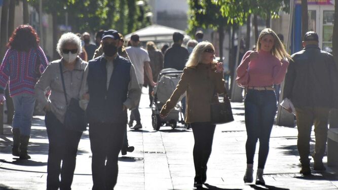 Personas con y sin mascarillas en el centro de Algeciras.
