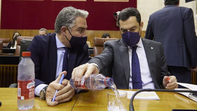Juanma Moreno y Elías Bendodo, este miércoles en el Parlamento andaluz.