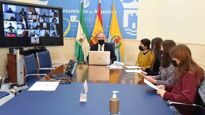 El alcalde de Algeciras, José Ignacio Landaluce, y cuatro alumnas algecireñas que han leído una declaración por el Día de Andalucía