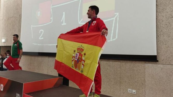 Raúl López, con la bandera del Bahía, en el tercer cajón del podio