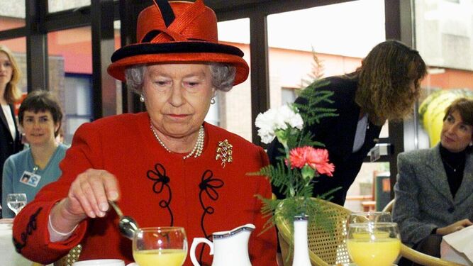Isabel II toma un desayuno en el que no falta el zumo de naranja.