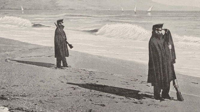 Autotipia de una pareja de carabineros vigilando la costa a finales del siglo XIX.