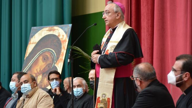 El obispo, durante su encuentro con el camino neocatecumenal.