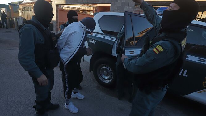 Uno de los detenidos por la Guardia Civil en Algeciras.