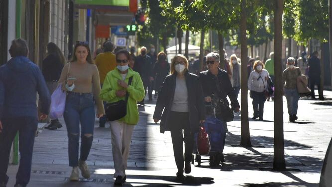 Varias personas caminan por la calle Ancha de Algeciras.