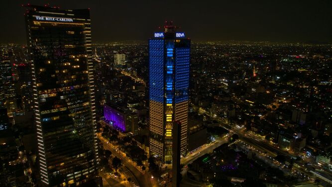 Torre BBVA en México iluminada con los colores de la bandera de Ucrania.
