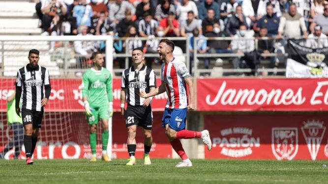 Iván celebra el gol de la victoria del Algeciras ante la Balona.