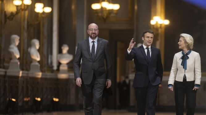 El presidente del Consejo Europeo, Charles Michel, el presidente francés Emmanuel Macron y la presidenta de la Comisión Europea, Ursula von der Leyen.