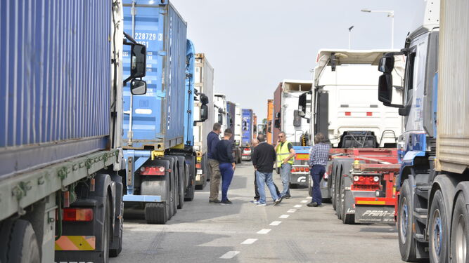 Transportistas en una cola de camiones  en una carretera de la provincia de Cádiz.