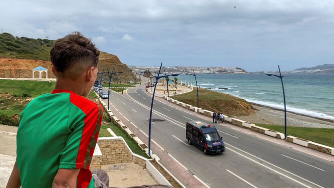 Un marroquí menor de edad observa Ceuta en una imagen de archivo.