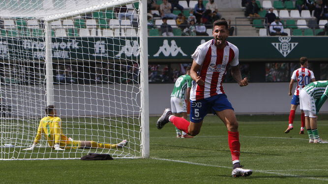 Mariano festeja el 2-3 del Algeciras en Sevilla.