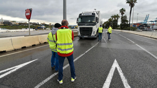 Piquetes en el Puerto de Algeciras por la huelga del transporte de 2022.