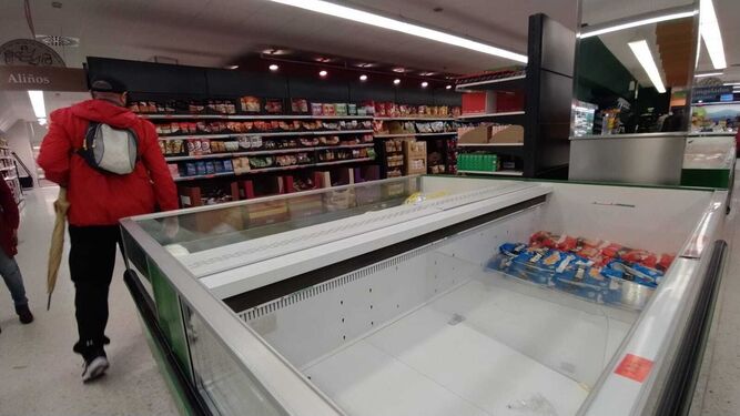 Algunas estanterías vacías en los supermercados.