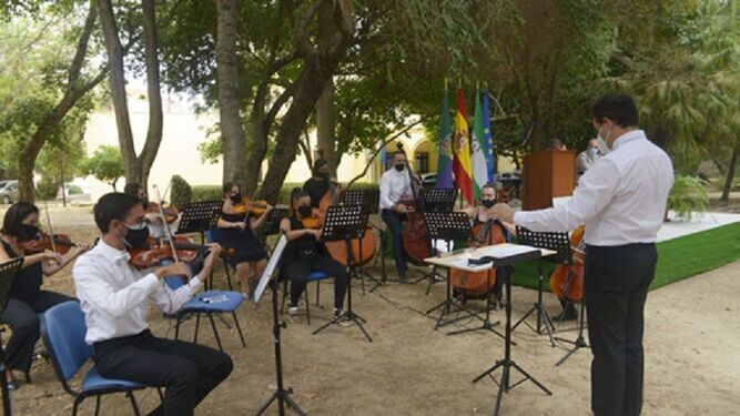 Interpretación del himno del Campo de Gibraltar en los jardines de Mancomunidad.