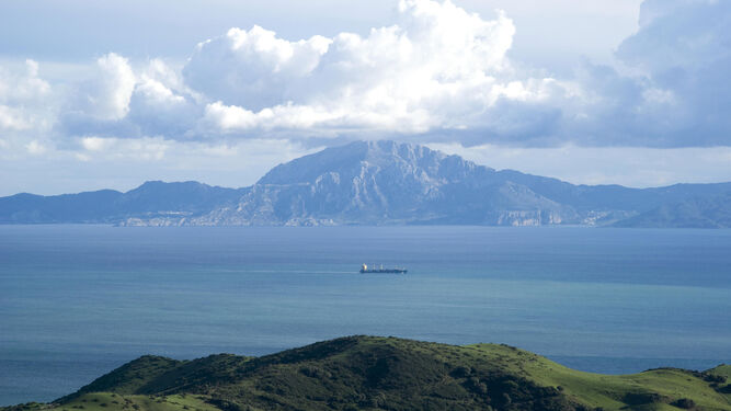 Un buque atraviesa el Estrecho de Gibraltar, con Marruecos al fondo.