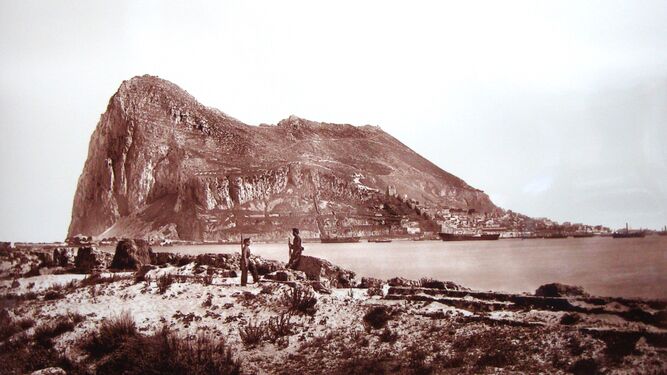 Fotografía de Gibraltar y Carabineros tomada en 1868 por J.H. Mann.