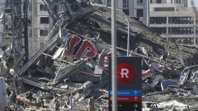 Imagen del centro comercial destruido el pasado día 21 en Kiev