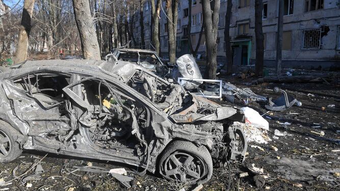 Imagen de un coche destrozado en la localidad de Jarkov este miércoles