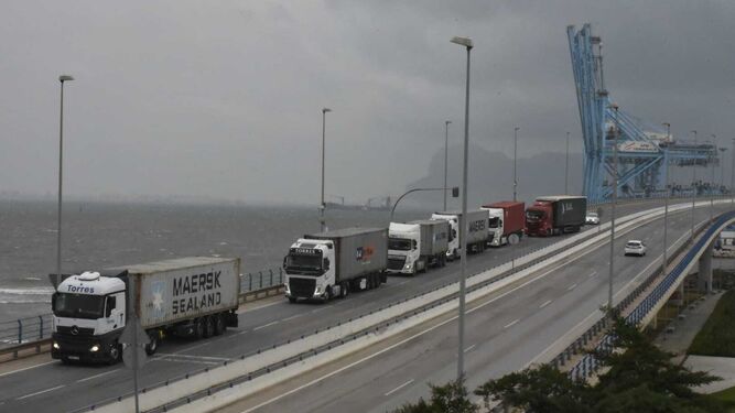 Camiones con contenedores esperan para salir del Puerto de Algeciras.
