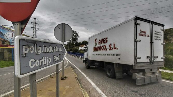 Un camión circula por el polígono Cortijo Real de Algeciras, este lunes.