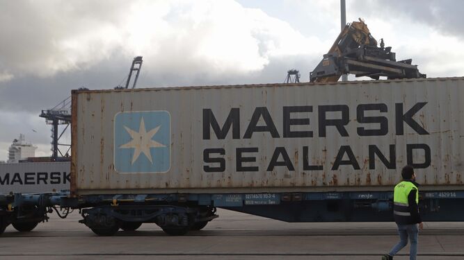 Un contenedor cargado en la terminal ferroportuaria de Algeciras.