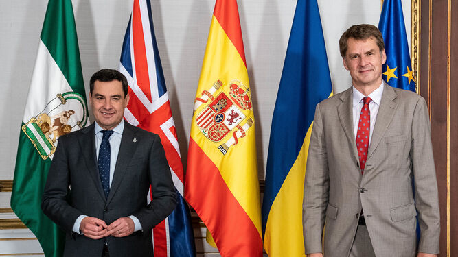 Juanma Moreno, junto al embajador del Reino Unido, Hugh Elliott, en una imagen de archivo.
