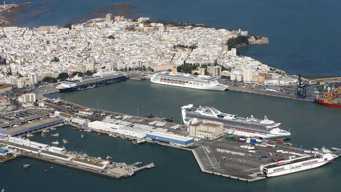 Vista aérea del puerto de Cádiz durante una concentración de cruceros