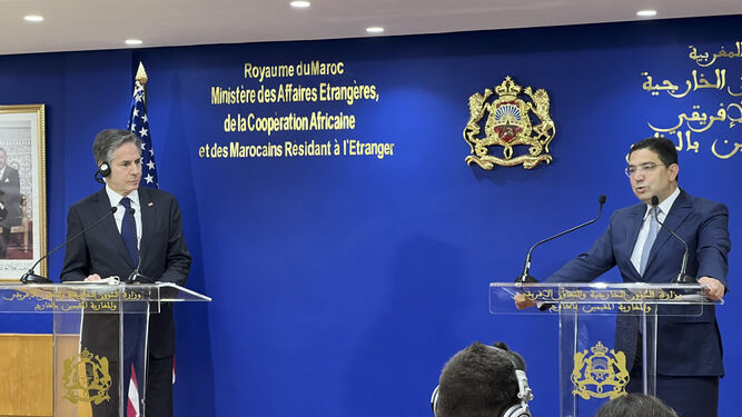 El ministro de Exteriores marroquí, Naser Burita (d), junto al secretario de Estado de EEUU, Antony Blinken.