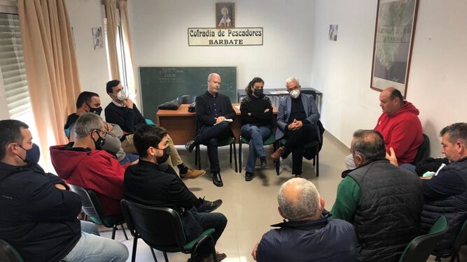 La sede de la Cofradía de Pescadores acogió el encuentro del PSOE con el sector pesquero.