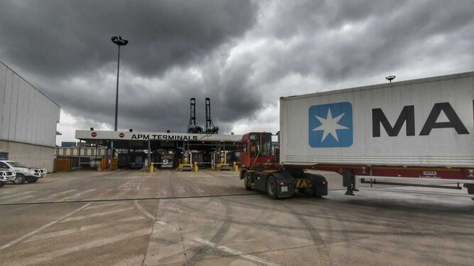 Un camión accede a APM Terminals Algeciras.