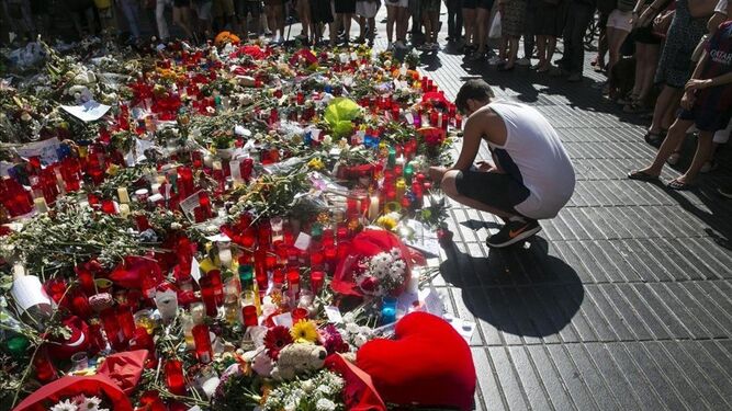 Flores en las Ramblas de Barcelona en memoria de las víctimas del 17-A.