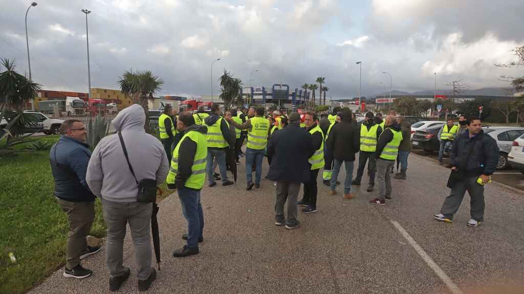 Fotos de la concentraci&oacute;n de los camioneros en el acceso sur del puerto de Algeciras