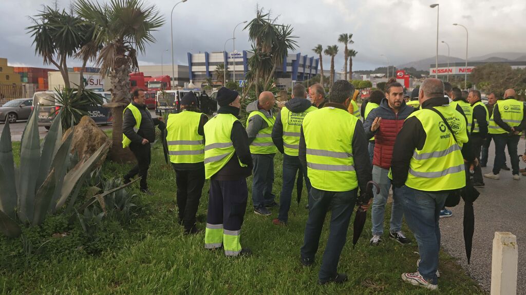Fotos de la concentraci&oacute;n de los camioneros en el acceso sur del puerto de Algeciras