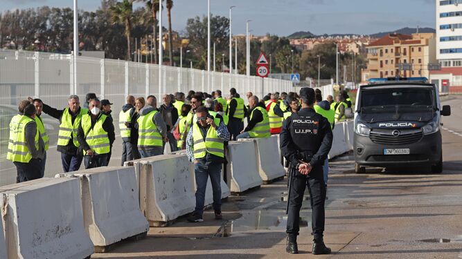 Concentración de los camioneros en el acceso sur del puerto de Algeciras