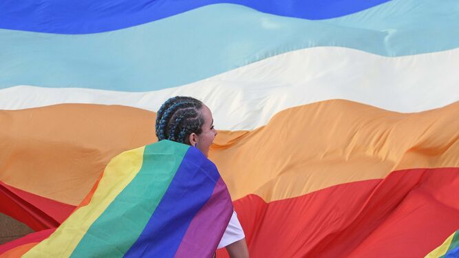 Una persona envuelta en la bandera arcoíris en la comarca.