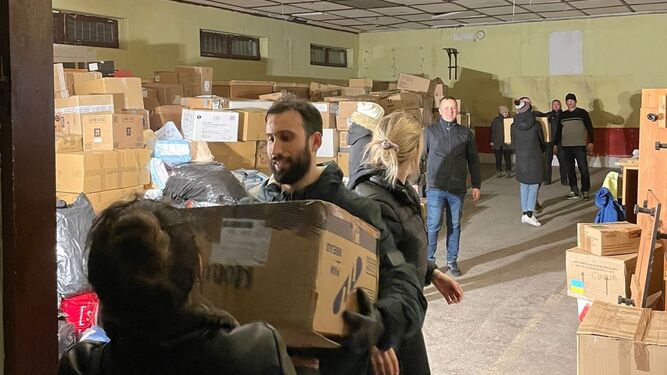 Descarga de la ayuda humanitaria para Ucrania.