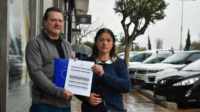 Ana María Lobo y Juan José Díaz muestran la reclamación cursada por su abogado, Juan Ignacio Iglesias Triay.
