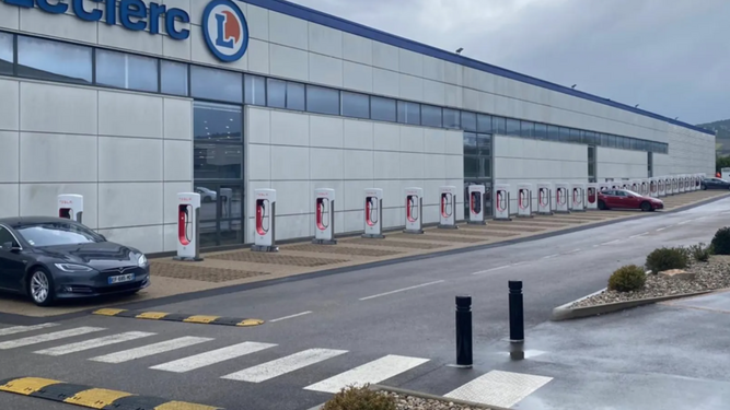 La estación de Supercargadores de Tesla más larga está en Francia y tiene 28 puestos