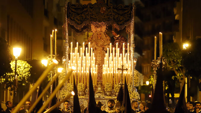 El palio de María Santísima de la Amargura, de la hermandad del Nazareno de Huelva