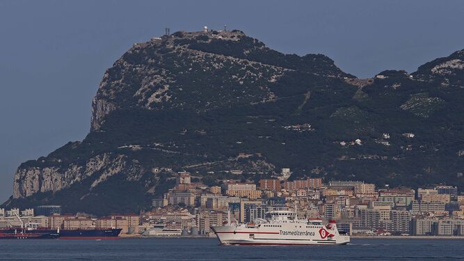 Un ferry en aguas de la Bahía de Algeciras.