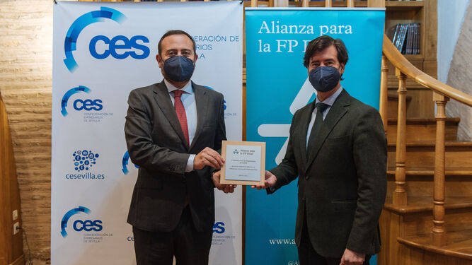 El presidente de la CES, Miguel Rus Palacios, e Ignacio de Benito, senior project manager de la Fundación Bertelsmann en la firma del acto de adhesión.