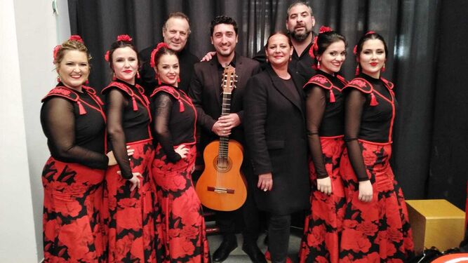 El grupo de baile flamenco 'Las Faraonas' junto a Silvia Peña y los músicos.