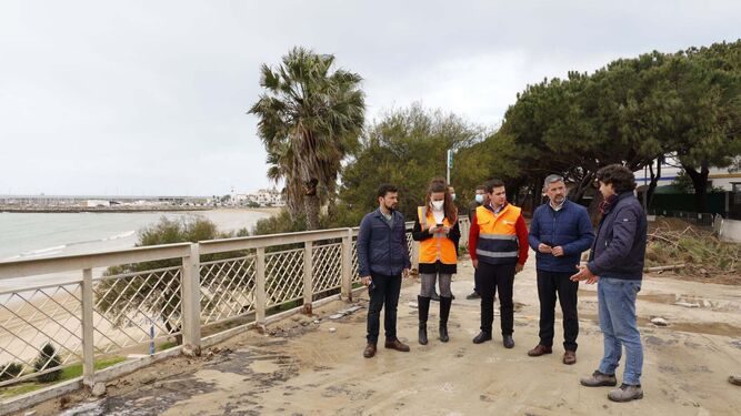 Un momento de la visita del alcalde de Rota a las obras que se están llevando a cabo en el paseo marítimo del Rompidillo.