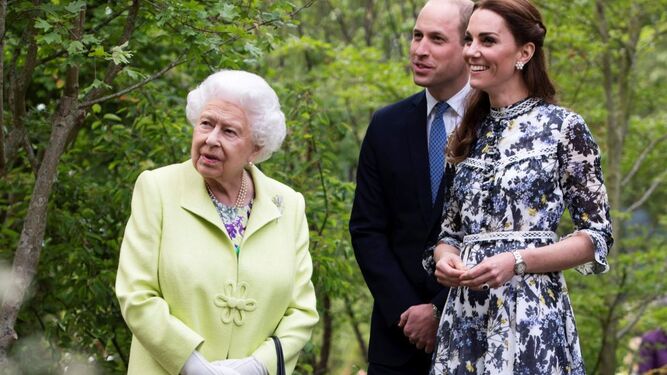 Guillermo y Catalina de Cambridge con la reina Isabel II, en un evento oficial.
