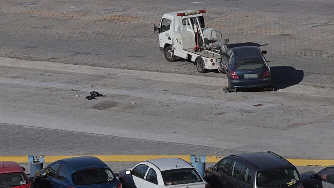 La grúa municipal de Algeciras retira un vehículo del Llano Amarillo.