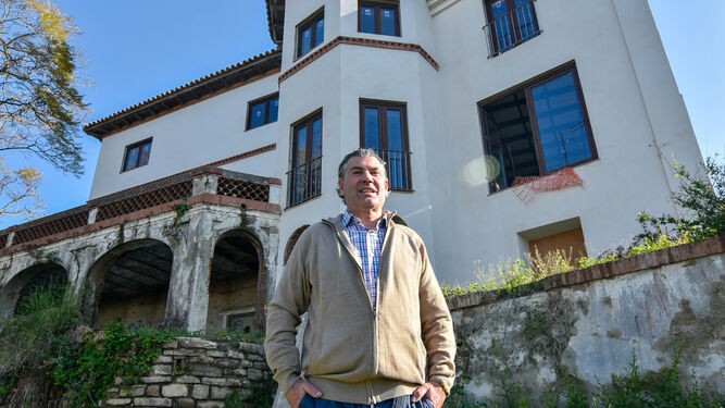 Jesús Fernández Rey, alcalde de Tesorillo, junto a la Casita de Campo en la que se ubicará el nuevo Ayuntamiento.