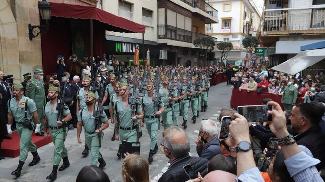 Paso de la Legión por el Ayuntamiento de Algeciras