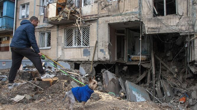 Un hombre observa los daños ocasionados por un bombardeo ruso en un edificio de la ciudad ucraniana de Járkov.